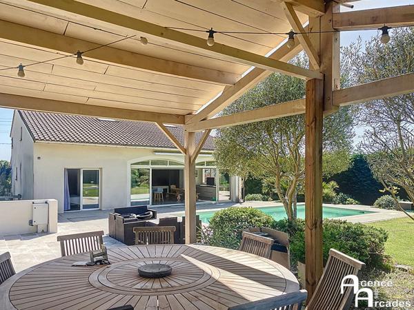 PROPRIETE avec Grande MAISON sur terrain paysagé Carbon-Blanc (33560)