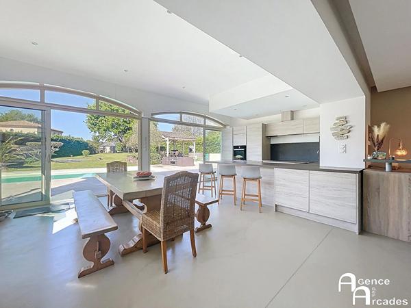 PROPRIETE avec Grande MAISON sur terrain paysagé Carbon-Blanc (33560)