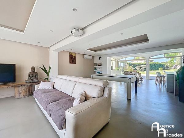 PROPRIETE avec Grande MAISON sur terrain paysagé Carbon-Blanc (33560)
