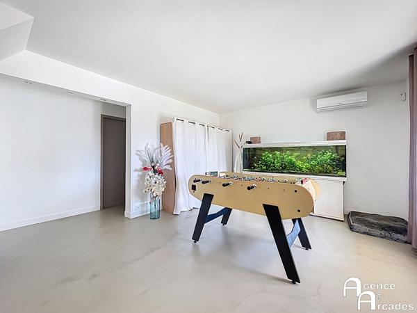 PROPRIETE avec Grande MAISON sur terrain paysagé Carbon-Blanc (33560)