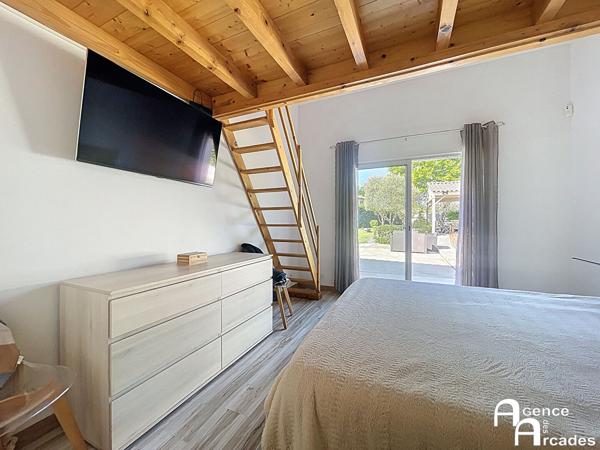 PROPRIETE avec Grande MAISON sur terrain paysagé Carbon-Blanc (33560)