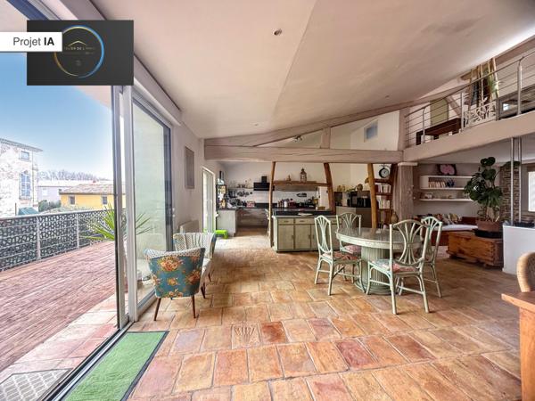 Marguerittes (30320) Maison de ville atypique T4, avec garage double , et avec parcelle de terrain arborée .