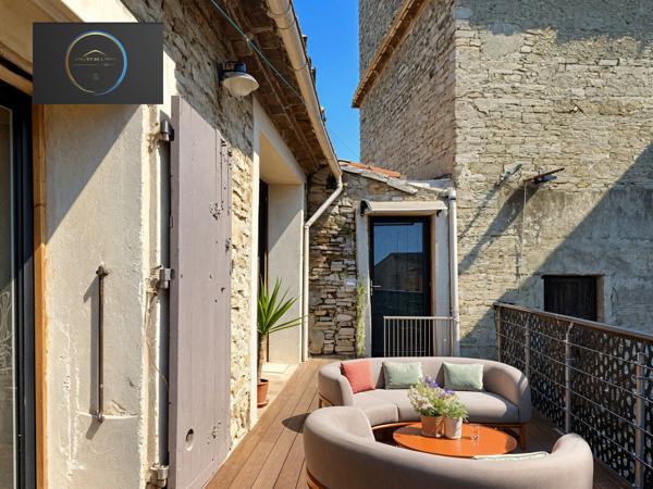 Marguerittes (30320) Maison de ville atypique T4, avec garage double , et avec parcelle de terrain arborée .