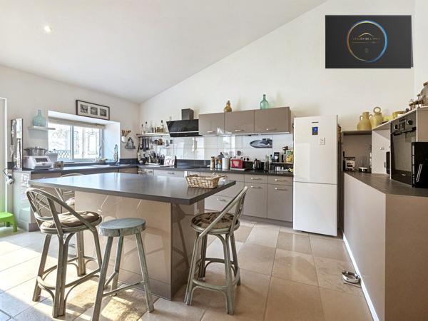 Marguerittes (30320) Maison de ville atypique T4, avec garage double , et avec parcelle de terrain arborée .