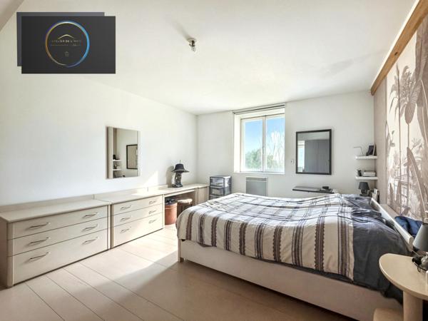 Marguerittes (30320) Maison de ville atypique T4, avec garage double , et avec parcelle de terrain arborée .