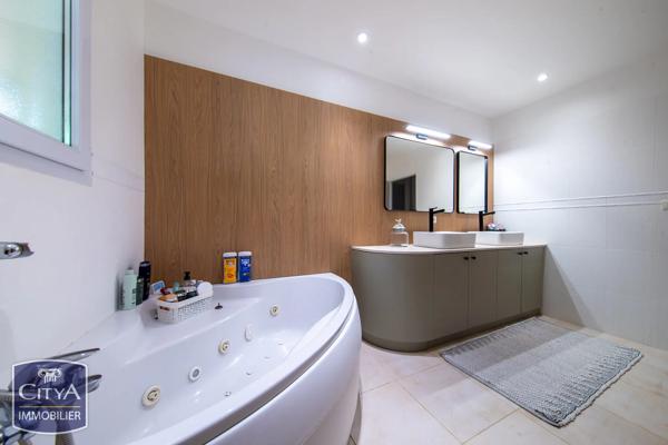 Maison à vendre 8 pièces 332m² Vouneuil-sous-Biard (86580)