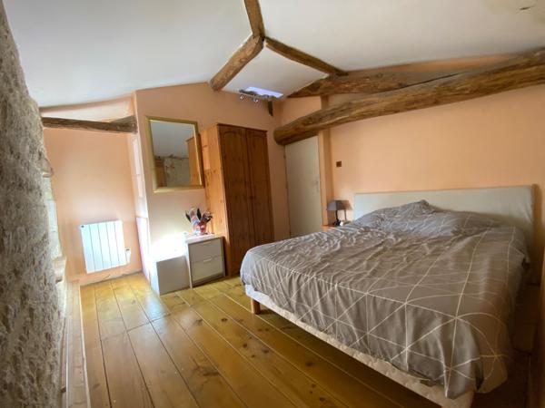 Maison en pierre de  115m² avec 3 chambres sur terrain de 420m²