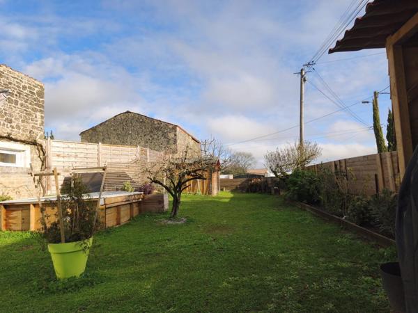 Maison en pierre de  115m² avec 3 chambres sur terrain de 420m²