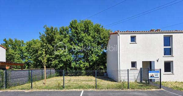 3 eme maison à la vente, 
A deux pas du centre ville, proche des transports en bus, dans un environnement calme et arboré, découvrez cette agréable maison mitoyenne climatisée de 90m², avec sa  chambre et sa salle d'eau au rez-de-chaussée, cette maison est idéale aussi bien pour une famille que pour un couple ou une personne seule recherchant confort, accessibilité et fonctionnalité.
Au rez-de-chaussée, vous trouverez une chambre pratique en plain-pied avec une salle d'eau, un vaste salon lumineux avec cuisine ouverte et équipée. Les baies vitrées vous permettront de profiter d'un accès direct à la terrasse et au jardin, parfaits pour vos moments de convivialité.
A l'étage, l'espace nuit se compose de 3 chambres de plus de 10 et 11,5m² avec dressing, une salle de bain familiale et un Wc
Ses atouts : 
Luminosité grâce aux ouvertures et baies vitrées
Terrasse et jardin privatifs
Chambre en rez-de-chaussée avec salle d'eau 
Nombreux rangements
Climatisation
Parking 

Une simulation de décoration contemporaine salon et chambres vous a été proposée ( non contractuel )

A visiter sans tarder !