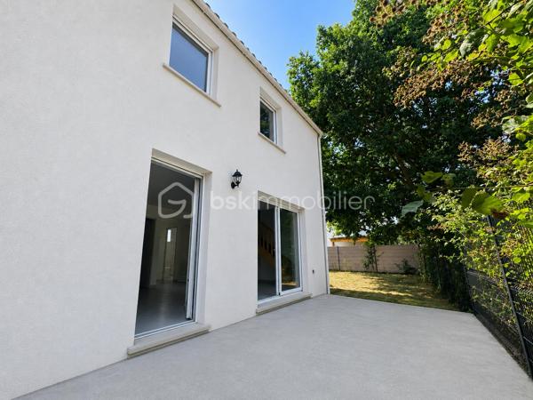 3 eme maison à la vente, 
A deux pas du centre ville, proche des transports en bus, dans un environnement calme et arboré, découvrez cette agréable maison mitoyenne climatisée de 90m², avec sa  chambre et sa salle d'eau au rez-de-chaussée, cette maison est idéale aussi bien pour une famille que pour un couple ou une personne seule recherchant confort, accessibilité et fonctionnalité.
Au rez-de-chaussée, vous trouverez une chambre pratique en plain-pied avec une salle d'eau, un vaste salon lumineux avec cuisine ouverte et équipée. Les baies vitrées vous permettront de profiter d'un accès direct à la terrasse et au jardin, parfaits pour vos moments de convivialité.
A l'étage, l'espace nuit se compose de 3 chambres de plus de 10 et 11,5m² avec dressing, une salle de bain familiale et un Wc
Ses atouts : 
Luminosité grâce aux ouvertures et baies vitrées
Terrasse et jardin privatifs
Chambre en rez-de-chaussée avec salle d'eau 
Nombreux rangements
Climatisation
Parking 

Une simulation de décoration contemporaine salon et chambres vous a été proposée ( non contractuel )

A visiter sans tarder !
