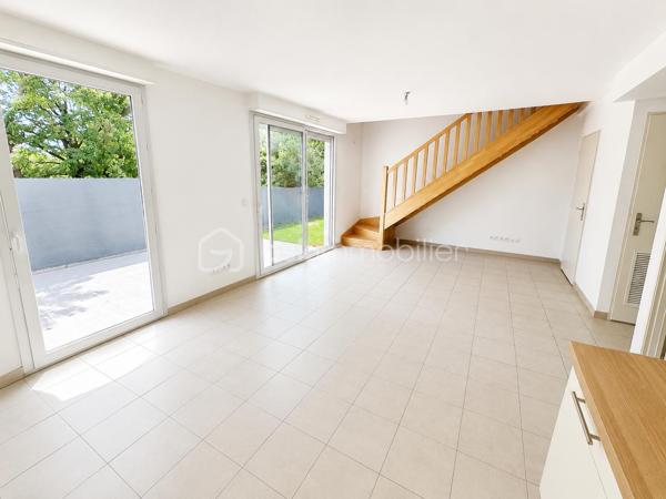 3 eme maison à la vente, 
A deux pas du centre ville, proche des transports en bus, dans un environnement calme et arboré, découvrez cette agréable maison mitoyenne climatisée de 90m², avec sa  chambre et sa salle d'eau au rez-de-chaussée, cette maison est idéale aussi bien pour une famille que pour un couple ou une personne seule recherchant confort, accessibilité et fonctionnalité.
Au rez-de-chaussée, vous trouverez une chambre pratique en plain-pied avec une salle d'eau, un vaste salon lumineux avec cuisine ouverte et équipée. Les baies vitrées vous permettront de profiter d'un accès direct à la terrasse et au jardin, parfaits pour vos moments de convivialité.
A l'étage, l'espace nuit se compose de 3 chambres de plus de 10 et 11,5m² avec dressing, une salle de bain familiale et un Wc
Ses atouts : 
Luminosité grâce aux ouvertures et baies vitrées
Terrasse et jardin privatifs
Chambre en rez-de-chaussée avec salle d'eau 
Nombreux rangements
Climatisation
Parking 

Une simulation de décoration contemporaine salon et chambres vous a été proposée ( non contractuel )

A visiter sans tarder !