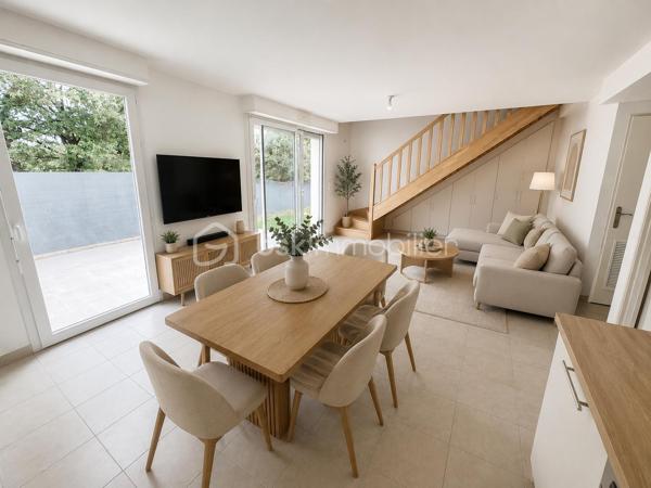 3 eme maison à la vente, 
A deux pas du centre ville, proche des transports en bus, dans un environnement calme et arboré, découvrez cette agréable maison mitoyenne climatisée de 90m², avec sa  chambre et sa salle d'eau au rez-de-chaussée, cette maison est idéale aussi bien pour une famille que pour un couple ou une personne seule recherchant confort, accessibilité et fonctionnalité.
Au rez-de-chaussée, vous trouverez une chambre pratique en plain-pied avec une salle d'eau, un vaste salon lumineux avec cuisine ouverte et équipée. Les baies vitrées vous permettront de profiter d'un accès direct à la terrasse et au jardin, parfaits pour vos moments de convivialité.
A l'étage, l'espace nuit se compose de 3 chambres de plus de 10 et 11,5m² avec dressing, une salle de bain familiale et un Wc
Ses atouts : 
Luminosité grâce aux ouvertures et baies vitrées
Terrasse et jardin privatifs
Chambre en rez-de-chaussée avec salle d'eau 
Nombreux rangements
Climatisation
Parking 

Une simulation de décoration contemporaine salon et chambres vous a été proposée ( non contractuel )

A visiter sans tarder !