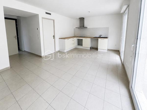 3 eme maison à la vente, 
A deux pas du centre ville, proche des transports en bus, dans un environnement calme et arboré, découvrez cette agréable maison mitoyenne climatisée de 90m², avec sa  chambre et sa salle d'eau au rez-de-chaussée, cette maison est idéale aussi bien pour une famille que pour un couple ou une personne seule recherchant confort, accessibilité et fonctionnalité.
Au rez-de-chaussée, vous trouverez une chambre pratique en plain-pied avec une salle d'eau, un vaste salon lumineux avec cuisine ouverte et équipée. Les baies vitrées vous permettront de profiter d'un accès direct à la terrasse et au jardin, parfaits pour vos moments de convivialité.
A l'étage, l'espace nuit se compose de 3 chambres de plus de 10 et 11,5m² avec dressing, une salle de bain familiale et un Wc
Ses atouts : 
Luminosité grâce aux ouvertures et baies vitrées
Terrasse et jardin privatifs
Chambre en rez-de-chaussée avec salle d'eau 
Nombreux rangements
Climatisation
Parking 

Une simulation de décoration contemporaine salon et chambres vous a été proposée ( non contractuel )

A visiter sans tarder !
