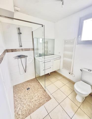 3 eme maison à la vente, 
A deux pas du centre ville, proche des transports en bus, dans un environnement calme et arboré, découvrez cette agréable maison mitoyenne climatisée de 90m², avec sa  chambre et sa salle d'eau au rez-de-chaussée, cette maison est idéale aussi bien pour une famille que pour un couple ou une personne seule recherchant confort, accessibilité et fonctionnalité.
Au rez-de-chaussée, vous trouverez une chambre pratique en plain-pied avec une salle d'eau, un vaste salon lumineux avec cuisine ouverte et équipée. Les baies vitrées vous permettront de profiter d'un accès direct à la terrasse et au jardin, parfaits pour vos moments de convivialité.
A l'étage, l'espace nuit se compose de 3 chambres de plus de 10 et 11,5m² avec dressing, une salle de bain familiale et un Wc
Ses atouts : 
Luminosité grâce aux ouvertures et baies vitrées
Terrasse et jardin privatifs
Chambre en rez-de-chaussée avec salle d'eau 
Nombreux rangements
Climatisation
Parking 

Une simulation de décoration contemporaine salon et chambres vous a été proposée ( non contractuel )

A visiter sans tarder !