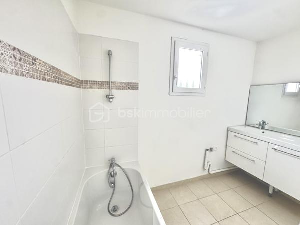 3 eme maison à la vente, 
A deux pas du centre ville, proche des transports en bus, dans un environnement calme et arboré, découvrez cette agréable maison mitoyenne climatisée de 90m², avec sa  chambre et sa salle d'eau au rez-de-chaussée, cette maison est idéale aussi bien pour une famille que pour un couple ou une personne seule recherchant confort, accessibilité et fonctionnalité.
Au rez-de-chaussée, vous trouverez une chambre pratique en plain-pied avec une salle d'eau, un vaste salon lumineux avec cuisine ouverte et équipée. Les baies vitrées vous permettront de profiter d'un accès direct à la terrasse et au jardin, parfaits pour vos moments de convivialité.
A l'étage, l'espace nuit se compose de 3 chambres de plus de 10 et 11,5m² avec dressing, une salle de bain familiale et un Wc
Ses atouts : 
Luminosité grâce aux ouvertures et baies vitrées
Terrasse et jardin privatifs
Chambre en rez-de-chaussée avec salle d'eau 
Nombreux rangements
Climatisation
Parking 

Une simulation de décoration contemporaine salon et chambres vous a été proposée ( non contractuel )

A visiter sans tarder !