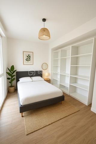 3 eme maison à la vente, 
A deux pas du centre ville, proche des transports en bus, dans un environnement calme et arboré, découvrez cette agréable maison mitoyenne climatisée de 90m², avec sa  chambre et sa salle d'eau au rez-de-chaussée, cette maison est idéale aussi bien pour une famille que pour un couple ou une personne seule recherchant confort, accessibilité et fonctionnalité.
Au rez-de-chaussée, vous trouverez une chambre pratique en plain-pied avec une salle d'eau, un vaste salon lumineux avec cuisine ouverte et équipée. Les baies vitrées vous permettront de profiter d'un accès direct à la terrasse et au jardin, parfaits pour vos moments de convivialité.
A l'étage, l'espace nuit se compose de 3 chambres de plus de 10 et 11,5m² avec dressing, une salle de bain familiale et un Wc
Ses atouts : 
Luminosité grâce aux ouvertures et baies vitrées
Terrasse et jardin privatifs
Chambre en rez-de-chaussée avec salle d'eau 
Nombreux rangements
Climatisation
Parking 

Une simulation de décoration contemporaine salon et chambres vous a été proposée ( non contractuel )

A visiter sans tarder !