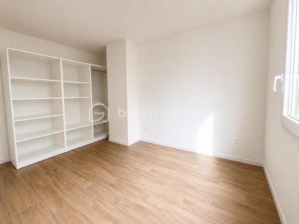 3 eme maison à la vente, 
A deux pas du centre ville, proche des transports en bus, dans un environnement calme et arboré, découvrez cette agréable maison mitoyenne climatisée de 90m², avec sa  chambre et sa salle d'eau au rez-de-chaussée, cette maison est idéale aussi bien pour une famille que pour un couple ou une personne seule recherchant confort, accessibilité et fonctionnalité.
Au rez-de-chaussée, vous trouverez une chambre pratique en plain-pied avec une salle d'eau, un vaste salon lumineux avec cuisine ouverte et équipée. Les baies vitrées vous permettront de profiter d'un accès direct à la terrasse et au jardin, parfaits pour vos moments de convivialité.
A l'étage, l'espace nuit se compose de 3 chambres de plus de 10 et 11,5m² avec dressing, une salle de bain familiale et un Wc
Ses atouts : 
Luminosité grâce aux ouvertures et baies vitrées
Terrasse et jardin privatifs
Chambre en rez-de-chaussée avec salle d'eau 
Nombreux rangements
Climatisation
Parking 

Une simulation de décoration contemporaine salon et chambres vous a été proposée ( non contractuel )

A visiter sans tarder !