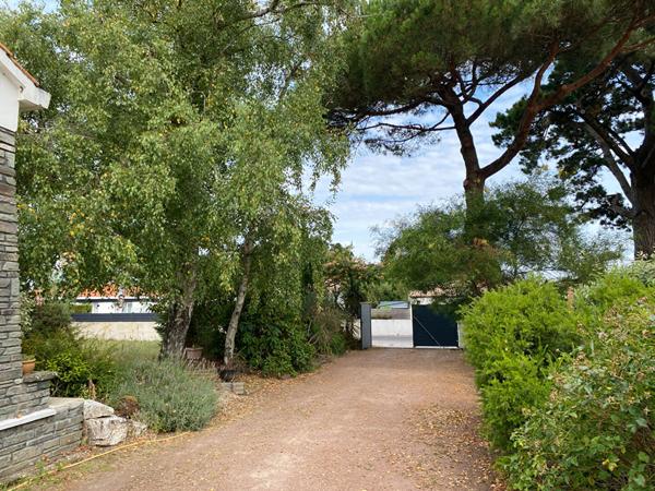 Maison avec dépendance et terrain paysagé !