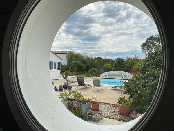 Maison avec dépendance et terrain paysagé !