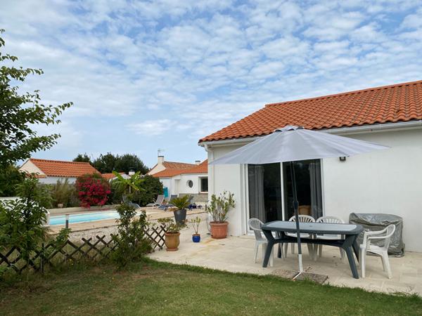 Maison avec dépendance et terrain paysagé !