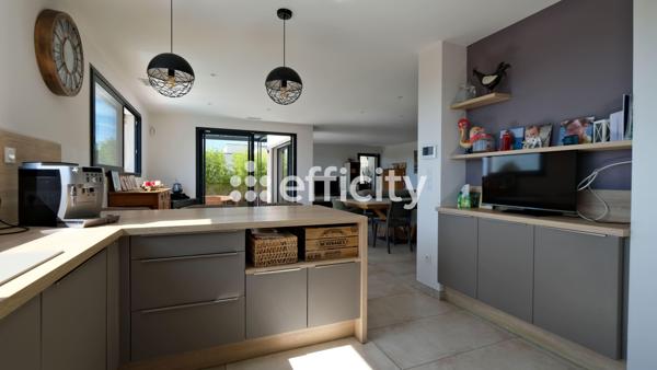 Maison
         5 pièces
        - 150 m² Bien prestige 665 000 € *