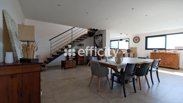 Maison
         5 pièces
        - 150 m² Bien prestige 665 000 € *