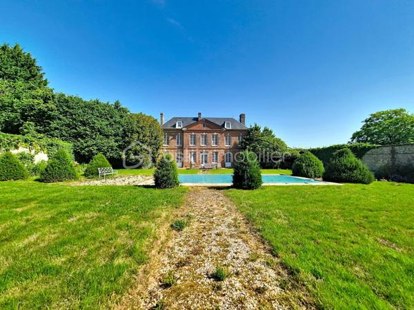 À seulement 9 kilomètres d’Honfleur, dans un petit village de l'Eure bénéficiant d'un environnement calme et préservé, je vous invite à découvrir cette superbe propriété, composée d'une maison de maître, de deux maisons d'amis, et d'une piscine chauffée, le tout sur plus de 2Ha de terrain plat. 

La bâtisse principale, datant du XVIIIᵉ siècle et offrant environ 230 m² habitables, séduit par son authenticité, ses volumes généreux et son charme intemporel. Derrière sa façade élégante, la demeure offre de vastes espaces où les matériaux anciens ont été soigneusement préservés : tomettes d’époque, poutres, boiseries anciennes et éléments de caractère, qui confèrent à l’ensemble une atmosphère chaleureuse et raffinée.
Elle se compose au rez-de-chaussée d'une entrée traversante, d'un spacieux salon de 40 m² avec sa cheminée ancienne, d'une cuisine ouverte sur le coin repas, et d'un wc indépendant. Vous accèderez ensuite au 1er étage par un superbe escalier d'époque, où vous découvrirez un long couloir desservant 3 chambres, disposant toutes de leur propre salle d'eau et wc. Le 2ème étage, sublimé par sa charpente apparente, offre une immense chambre d'environ 40 m², ainsi qu'une atypique salle de bains/douches avec dressing intégré. Sous la maison, une cave partielle avec coin chaufferie.

La première maison d'amis (environ 60 m² habitables), couverte en chaume et entièrement rénovée intérieurement, se compose d'une cuisine aménagée et équipée ouverte sur une belle pièce de vie, et d'un cellier. A l'étage, deux chambres, une salle d'eau avec wc. 
La deuxième maison, à rénover, offre une surface au sol d'environ 40 m², et se compose à ce jour de 3 pièces principales et de 2 salles d'eau. 
Ces deux maisons annexes sont idéales pour recevoir famille et amis en toute intimité, ou pour développer une activité de locations saisonnières.

Vous pourrez également profiter d'une piscine enterrée et chauffée, idéalement exposée et à l'abri des regards.

L' ensemble est édifié sur un terrain plat de plus de deux hectares, réparti en un magnifique parc arboré entourant la maison de maître et les maisons d'amis, et une partie herbage, idéale pour y mettre des animaux.

Une propriété rare sur le marché, pour les amateurs d’authenticité et de belles demeures, à quelques minutes seulement de Honfleur et de la Côte Normande.