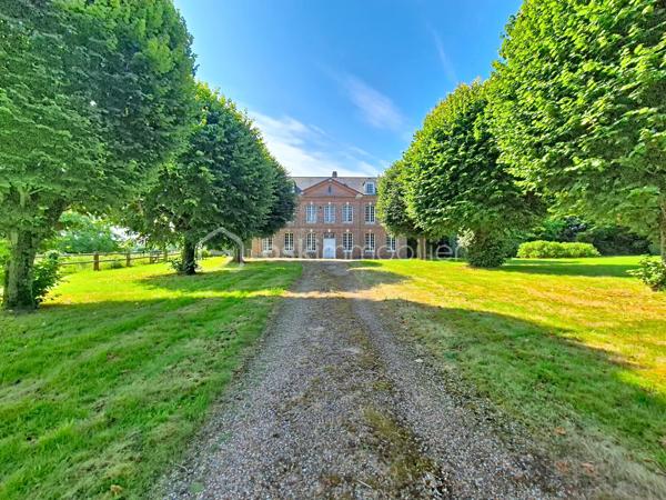 À seulement 9 kilomètres d’Honfleur, dans un petit village de l'Eure bénéficiant d'un environnement calme et préservé, je vous invite à découvrir cette superbe propriété, composée d'une maison de maître, de deux maisons d'amis, et d'une piscine chauffée, le tout sur plus de 2Ha de terrain plat. 

La bâtisse principale, datant du XVIIIᵉ siècle et offrant environ 230 m² habitables, séduit par son authenticité, ses volumes généreux et son charme intemporel. Derrière sa façade élégante, la demeure offre de vastes espaces où les matériaux anciens ont été soigneusement préservés : tomettes d’époque, poutres, boiseries anciennes et éléments de caractère, qui confèrent à l’ensemble une atmosphère chaleureuse et raffinée.
Elle se compose au rez-de-chaussée d'une entrée traversante, d'un spacieux salon de 40 m² avec sa cheminée ancienne, d'une cuisine ouverte sur le coin repas, et d'un wc indépendant. Vous accèderez ensuite au 1er étage par un superbe escalier d'époque, où vous découvrirez un long couloir desservant 3 chambres, disposant toutes de leur propre salle d'eau et wc. Le 2ème étage, sublimé par sa charpente apparente, offre une immense chambre d'environ 40 m², ainsi qu'une atypique salle de bains/douches avec dressing intégré. Sous la maison, une cave partielle avec coin chaufferie.

La première maison d'amis (environ 60 m² habitables), couverte en chaume et entièrement rénovée intérieurement, se compose d'une cuisine aménagée et équipée ouverte sur une belle pièce de vie, et d'un cellier. A l'étage, deux chambres, une salle d'eau avec wc. 
La deuxième maison, à rénover, offre une surface au sol d'environ 40 m², et se compose à ce jour de 3 pièces principales et de 2 salles d'eau. 
Ces deux maisons annexes sont idéales pour recevoir famille et amis en toute intimité, ou pour développer une activité de locations saisonnières.

Vous pourrez également profiter d'une piscine enterrée et chauffée, idéalement exposée et à l'abri des regards.

L' ensemble est édifié sur un terrain plat de plus de deux hectares, réparti en un magnifique parc arboré entourant la maison de maître et les maisons d'amis, et une partie herbage, idéale pour y mettre des animaux.

Une propriété rare sur le marché, pour les amateurs d’authenticité et de belles demeures, à quelques minutes seulement de Honfleur et de la Côte Normande.