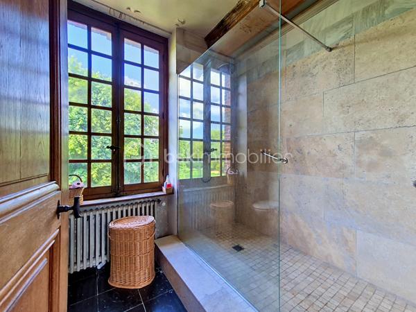 À seulement 9 kilomètres d’Honfleur, dans un petit village de l'Eure bénéficiant d'un environnement calme et préservé, je vous invite à découvrir cette superbe propriété, composée d'une maison de maître, de deux maisons d'amis, et d'une piscine chauffée, le tout sur plus de 2Ha de terrain plat. 

La bâtisse principale, datant du XVIIIᵉ siècle et offrant environ 230 m² habitables, séduit par son authenticité, ses volumes généreux et son charme intemporel. Derrière sa façade élégante, la demeure offre de vastes espaces où les matériaux anciens ont été soigneusement préservés : tomettes d’époque, poutres, boiseries anciennes et éléments de caractère, qui confèrent à l’ensemble une atmosphère chaleureuse et raffinée.
Elle se compose au rez-de-chaussée d'une entrée traversante, d'un spacieux salon de 40 m² avec sa cheminée ancienne, d'une cuisine ouverte sur le coin repas, et d'un wc indépendant. Vous accèderez ensuite au 1er étage par un superbe escalier d'époque, où vous découvrirez un long couloir desservant 3 chambres, disposant toutes de leur propre salle d'eau et wc. Le 2ème étage, sublimé par sa charpente apparente, offre une immense chambre d'environ 40 m², ainsi qu'une atypique salle de bains/douches avec dressing intégré. Sous la maison, une cave partielle avec coin chaufferie.

La première maison d'amis (environ 60 m² habitables), couverte en chaume et entièrement rénovée intérieurement, se compose d'une cuisine aménagée et équipée ouverte sur une belle pièce de vie, et d'un cellier. A l'étage, deux chambres, une salle d'eau avec wc. 
La deuxième maison, à rénover, offre une surface au sol d'environ 40 m², et se compose à ce jour de 3 pièces principales et de 2 salles d'eau. 
Ces deux maisons annexes sont idéales pour recevoir famille et amis en toute intimité, ou pour développer une activité de locations saisonnières.

Vous pourrez également profiter d'une piscine enterrée et chauffée, idéalement exposée et à l'abri des regards.

L' ensemble est édifié sur un terrain plat de plus de deux hectares, réparti en un magnifique parc arboré entourant la maison de maître et les maisons d'amis, et une partie herbage, idéale pour y mettre des animaux.

Une propriété rare sur le marché, pour les amateurs d’authenticité et de belles demeures, à quelques minutes seulement de Honfleur et de la Côte Normande.