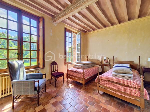 À seulement 9 kilomètres d’Honfleur, dans un petit village de l'Eure bénéficiant d'un environnement calme et préservé, je vous invite à découvrir cette superbe propriété, composée d'une maison de maître, de deux maisons d'amis, et d'une piscine chauffée, le tout sur plus de 2Ha de terrain plat. 

La bâtisse principale, datant du XVIIIᵉ siècle et offrant environ 230 m² habitables, séduit par son authenticité, ses volumes généreux et son charme intemporel. Derrière sa façade élégante, la demeure offre de vastes espaces où les matériaux anciens ont été soigneusement préservés : tomettes d’époque, poutres, boiseries anciennes et éléments de caractère, qui confèrent à l’ensemble une atmosphère chaleureuse et raffinée.
Elle se compose au rez-de-chaussée d'une entrée traversante, d'un spacieux salon de 40 m² avec sa cheminée ancienne, d'une cuisine ouverte sur le coin repas, et d'un wc indépendant. Vous accèderez ensuite au 1er étage par un superbe escalier d'époque, où vous découvrirez un long couloir desservant 3 chambres, disposant toutes de leur propre salle d'eau et wc. Le 2ème étage, sublimé par sa charpente apparente, offre une immense chambre d'environ 40 m², ainsi qu'une atypique salle de bains/douches avec dressing intégré. Sous la maison, une cave partielle avec coin chaufferie.

La première maison d'amis (environ 60 m² habitables), couverte en chaume et entièrement rénovée intérieurement, se compose d'une cuisine aménagée et équipée ouverte sur une belle pièce de vie, et d'un cellier. A l'étage, deux chambres, une salle d'eau avec wc. 
La deuxième maison, à rénover, offre une surface au sol d'environ 40 m², et se compose à ce jour de 3 pièces principales et de 2 salles d'eau. 
Ces deux maisons annexes sont idéales pour recevoir famille et amis en toute intimité, ou pour développer une activité de locations saisonnières.

Vous pourrez également profiter d'une piscine enterrée et chauffée, idéalement exposée et à l'abri des regards.

L' ensemble est édifié sur un terrain plat de plus de deux hectares, réparti en un magnifique parc arboré entourant la maison de maître et les maisons d'amis, et une partie herbage, idéale pour y mettre des animaux.

Une propriété rare sur le marché, pour les amateurs d’authenticité et de belles demeures, à quelques minutes seulement de Honfleur et de la Côte Normande.