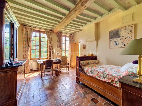 À seulement 9 kilomètres d’Honfleur, dans un petit village de l'Eure bénéficiant d'un environnement calme et préservé, je vous invite à découvrir cette superbe propriété, composée d'une maison de maître, de deux maisons d'amis, et d'une piscine chauffée, le tout sur plus de 2Ha de terrain plat. 

La bâtisse principale, datant du XVIIIᵉ siècle et offrant environ 230 m² habitables, séduit par son authenticité, ses volumes généreux et son charme intemporel. Derrière sa façade élégante, la demeure offre de vastes espaces où les matériaux anciens ont été soigneusement préservés : tomettes d’époque, poutres, boiseries anciennes et éléments de caractère, qui confèrent à l’ensemble une atmosphère chaleureuse et raffinée.
Elle se compose au rez-de-chaussée d'une entrée traversante, d'un spacieux salon de 40 m² avec sa cheminée ancienne, d'une cuisine ouverte sur le coin repas, et d'un wc indépendant. Vous accèderez ensuite au 1er étage par un superbe escalier d'époque, où vous découvrirez un long couloir desservant 3 chambres, disposant toutes de leur propre salle d'eau et wc. Le 2ème étage, sublimé par sa charpente apparente, offre une immense chambre d'environ 40 m², ainsi qu'une atypique salle de bains/douches avec dressing intégré. Sous la maison, une cave partielle avec coin chaufferie.

La première maison d'amis (environ 60 m² habitables), couverte en chaume et entièrement rénovée intérieurement, se compose d'une cuisine aménagée et équipée ouverte sur une belle pièce de vie, et d'un cellier. A l'étage, deux chambres, une salle d'eau avec wc. 
La deuxième maison, à rénover, offre une surface au sol d'environ 40 m², et se compose à ce jour de 3 pièces principales et de 2 salles d'eau. 
Ces deux maisons annexes sont idéales pour recevoir famille et amis en toute intimité, ou pour développer une activité de locations saisonnières.

Vous pourrez également profiter d'une piscine enterrée et chauffée, idéalement exposée et à l'abri des regards.

L' ensemble est édifié sur un terrain plat de plus de deux hectares, réparti en un magnifique parc arboré entourant la maison de maître et les maisons d'amis, et une partie herbage, idéale pour y mettre des animaux.

Une propriété rare sur le marché, pour les amateurs d’authenticité et de belles demeures, à quelques minutes seulement de Honfleur et de la Côte Normande.