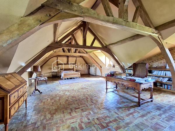 À seulement 9 kilomètres d’Honfleur, dans un petit village de l'Eure bénéficiant d'un environnement calme et préservé, je vous invite à découvrir cette superbe propriété, composée d'une maison de maître, de deux maisons d'amis, et d'une piscine chauffée, le tout sur plus de 2Ha de terrain plat. 

La bâtisse principale, datant du XVIIIᵉ siècle et offrant environ 230 m² habitables, séduit par son authenticité, ses volumes généreux et son charme intemporel. Derrière sa façade élégante, la demeure offre de vastes espaces où les matériaux anciens ont été soigneusement préservés : tomettes d’époque, poutres, boiseries anciennes et éléments de caractère, qui confèrent à l’ensemble une atmosphère chaleureuse et raffinée.
Elle se compose au rez-de-chaussée d'une entrée traversante, d'un spacieux salon de 40 m² avec sa cheminée ancienne, d'une cuisine ouverte sur le coin repas, et d'un wc indépendant. Vous accèderez ensuite au 1er étage par un superbe escalier d'époque, où vous découvrirez un long couloir desservant 3 chambres, disposant toutes de leur propre salle d'eau et wc. Le 2ème étage, sublimé par sa charpente apparente, offre une immense chambre d'environ 40 m², ainsi qu'une atypique salle de bains/douches avec dressing intégré. Sous la maison, une cave partielle avec coin chaufferie.

La première maison d'amis (environ 60 m² habitables), couverte en chaume et entièrement rénovée intérieurement, se compose d'une cuisine aménagée et équipée ouverte sur une belle pièce de vie, et d'un cellier. A l'étage, deux chambres, une salle d'eau avec wc. 
La deuxième maison, à rénover, offre une surface au sol d'environ 40 m², et se compose à ce jour de 3 pièces principales et de 2 salles d'eau. 
Ces deux maisons annexes sont idéales pour recevoir famille et amis en toute intimité, ou pour développer une activité de locations saisonnières.

Vous pourrez également profiter d'une piscine enterrée et chauffée, idéalement exposée et à l'abri des regards.

L' ensemble est édifié sur un terrain plat de plus de deux hectares, réparti en un magnifique parc arboré entourant la maison de maître et les maisons d'amis, et une partie herbage, idéale pour y mettre des animaux.

Une propriété rare sur le marché, pour les amateurs d’authenticité et de belles demeures, à quelques minutes seulement de Honfleur et de la Côte Normande.