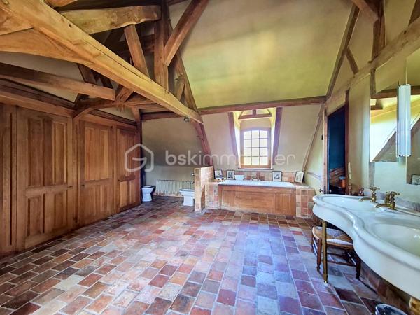 À seulement 9 kilomètres d’Honfleur, dans un petit village de l'Eure bénéficiant d'un environnement calme et préservé, je vous invite à découvrir cette superbe propriété, composée d'une maison de maître, de deux maisons d'amis, et d'une piscine chauffée, le tout sur plus de 2Ha de terrain plat. 

La bâtisse principale, datant du XVIIIᵉ siècle et offrant environ 230 m² habitables, séduit par son authenticité, ses volumes généreux et son charme intemporel. Derrière sa façade élégante, la demeure offre de vastes espaces où les matériaux anciens ont été soigneusement préservés : tomettes d’époque, poutres, boiseries anciennes et éléments de caractère, qui confèrent à l’ensemble une atmosphère chaleureuse et raffinée.
Elle se compose au rez-de-chaussée d'une entrée traversante, d'un spacieux salon de 40 m² avec sa cheminée ancienne, d'une cuisine ouverte sur le coin repas, et d'un wc indépendant. Vous accèderez ensuite au 1er étage par un superbe escalier d'époque, où vous découvrirez un long couloir desservant 3 chambres, disposant toutes de leur propre salle d'eau et wc. Le 2ème étage, sublimé par sa charpente apparente, offre une immense chambre d'environ 40 m², ainsi qu'une atypique salle de bains/douches avec dressing intégré. Sous la maison, une cave partielle avec coin chaufferie.

La première maison d'amis (environ 60 m² habitables), couverte en chaume et entièrement rénovée intérieurement, se compose d'une cuisine aménagée et équipée ouverte sur une belle pièce de vie, et d'un cellier. A l'étage, deux chambres, une salle d'eau avec wc. 
La deuxième maison, à rénover, offre une surface au sol d'environ 40 m², et se compose à ce jour de 3 pièces principales et de 2 salles d'eau. 
Ces deux maisons annexes sont idéales pour recevoir famille et amis en toute intimité, ou pour développer une activité de locations saisonnières.

Vous pourrez également profiter d'une piscine enterrée et chauffée, idéalement exposée et à l'abri des regards.

L' ensemble est édifié sur un terrain plat de plus de deux hectares, réparti en un magnifique parc arboré entourant la maison de maître et les maisons d'amis, et une partie herbage, idéale pour y mettre des animaux.

Une propriété rare sur le marché, pour les amateurs d’authenticité et de belles demeures, à quelques minutes seulement de Honfleur et de la Côte Normande.