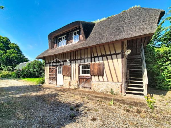 À seulement 9 kilomètres d’Honfleur, dans un petit village de l'Eure bénéficiant d'un environnement calme et préservé, je vous invite à découvrir cette superbe propriété, composée d'une maison de maître, de deux maisons d'amis, et d'une piscine chauffée, le tout sur plus de 2Ha de terrain plat. 

La bâtisse principale, datant du XVIIIᵉ siècle et offrant environ 230 m² habitables, séduit par son authenticité, ses volumes généreux et son charme intemporel. Derrière sa façade élégante, la demeure offre de vastes espaces où les matériaux anciens ont été soigneusement préservés : tomettes d’époque, poutres, boiseries anciennes et éléments de caractère, qui confèrent à l’ensemble une atmosphère chaleureuse et raffinée.
Elle se compose au rez-de-chaussée d'une entrée traversante, d'un spacieux salon de 40 m² avec sa cheminée ancienne, d'une cuisine ouverte sur le coin repas, et d'un wc indépendant. Vous accèderez ensuite au 1er étage par un superbe escalier d'époque, où vous découvrirez un long couloir desservant 3 chambres, disposant toutes de leur propre salle d'eau et wc. Le 2ème étage, sublimé par sa charpente apparente, offre une immense chambre d'environ 40 m², ainsi qu'une atypique salle de bains/douches avec dressing intégré. Sous la maison, une cave partielle avec coin chaufferie.

La première maison d'amis (environ 60 m² habitables), couverte en chaume et entièrement rénovée intérieurement, se compose d'une cuisine aménagée et équipée ouverte sur une belle pièce de vie, et d'un cellier. A l'étage, deux chambres, une salle d'eau avec wc. 
La deuxième maison, à rénover, offre une surface au sol d'environ 40 m², et se compose à ce jour de 3 pièces principales et de 2 salles d'eau. 
Ces deux maisons annexes sont idéales pour recevoir famille et amis en toute intimité, ou pour développer une activité de locations saisonnières.

Vous pourrez également profiter d'une piscine enterrée et chauffée, idéalement exposée et à l'abri des regards.

L' ensemble est édifié sur un terrain plat de plus de deux hectares, réparti en un magnifique parc arboré entourant la maison de maître et les maisons d'amis, et une partie herbage, idéale pour y mettre des animaux.

Une propriété rare sur le marché, pour les amateurs d’authenticité et de belles demeures, à quelques minutes seulement de Honfleur et de la Côte Normande.