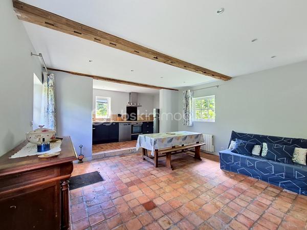 À seulement 9 kilomètres d’Honfleur, dans un petit village de l'Eure bénéficiant d'un environnement calme et préservé, je vous invite à découvrir cette superbe propriété, composée d'une maison de maître, de deux maisons d'amis, et d'une piscine chauffée, le tout sur plus de 2Ha de terrain plat. 

La bâtisse principale, datant du XVIIIᵉ siècle et offrant environ 230 m² habitables, séduit par son authenticité, ses volumes généreux et son charme intemporel. Derrière sa façade élégante, la demeure offre de vastes espaces où les matériaux anciens ont été soigneusement préservés : tomettes d’époque, poutres, boiseries anciennes et éléments de caractère, qui confèrent à l’ensemble une atmosphère chaleureuse et raffinée.
Elle se compose au rez-de-chaussée d'une entrée traversante, d'un spacieux salon de 40 m² avec sa cheminée ancienne, d'une cuisine ouverte sur le coin repas, et d'un wc indépendant. Vous accèderez ensuite au 1er étage par un superbe escalier d'époque, où vous découvrirez un long couloir desservant 3 chambres, disposant toutes de leur propre salle d'eau et wc. Le 2ème étage, sublimé par sa charpente apparente, offre une immense chambre d'environ 40 m², ainsi qu'une atypique salle de bains/douches avec dressing intégré. Sous la maison, une cave partielle avec coin chaufferie.

La première maison d'amis (environ 60 m² habitables), couverte en chaume et entièrement rénovée intérieurement, se compose d'une cuisine aménagée et équipée ouverte sur une belle pièce de vie, et d'un cellier. A l'étage, deux chambres, une salle d'eau avec wc. 
La deuxième maison, à rénover, offre une surface au sol d'environ 40 m², et se compose à ce jour de 3 pièces principales et de 2 salles d'eau. 
Ces deux maisons annexes sont idéales pour recevoir famille et amis en toute intimité, ou pour développer une activité de locations saisonnières.

Vous pourrez également profiter d'une piscine enterrée et chauffée, idéalement exposée et à l'abri des regards.

L' ensemble est édifié sur un terrain plat de plus de deux hectares, réparti en un magnifique parc arboré entourant la maison de maître et les maisons d'amis, et une partie herbage, idéale pour y mettre des animaux.

Une propriété rare sur le marché, pour les amateurs d’authenticité et de belles demeures, à quelques minutes seulement de Honfleur et de la Côte Normande.