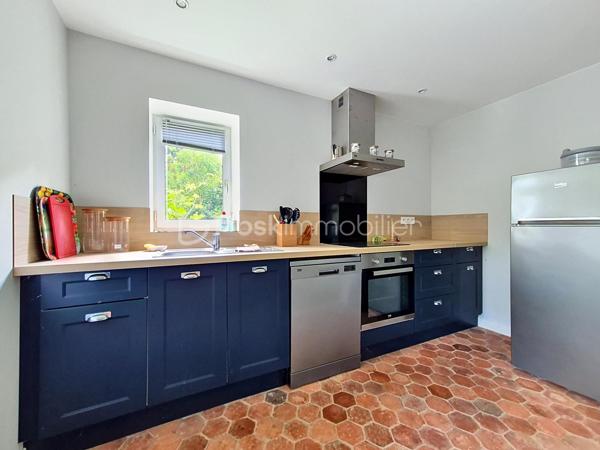À seulement 9 kilomètres d’Honfleur, dans un petit village de l'Eure bénéficiant d'un environnement calme et préservé, je vous invite à découvrir cette superbe propriété, composée d'une maison de maître, de deux maisons d'amis, et d'une piscine chauffée, le tout sur plus de 2Ha de terrain plat. 

La bâtisse principale, datant du XVIIIᵉ siècle et offrant environ 230 m² habitables, séduit par son authenticité, ses volumes généreux et son charme intemporel. Derrière sa façade élégante, la demeure offre de vastes espaces où les matériaux anciens ont été soigneusement préservés : tomettes d’époque, poutres, boiseries anciennes et éléments de caractère, qui confèrent à l’ensemble une atmosphère chaleureuse et raffinée.
Elle se compose au rez-de-chaussée d'une entrée traversante, d'un spacieux salon de 40 m² avec sa cheminée ancienne, d'une cuisine ouverte sur le coin repas, et d'un wc indépendant. Vous accèderez ensuite au 1er étage par un superbe escalier d'époque, où vous découvrirez un long couloir desservant 3 chambres, disposant toutes de leur propre salle d'eau et wc. Le 2ème étage, sublimé par sa charpente apparente, offre une immense chambre d'environ 40 m², ainsi qu'une atypique salle de bains/douches avec dressing intégré. Sous la maison, une cave partielle avec coin chaufferie.

La première maison d'amis (environ 60 m² habitables), couverte en chaume et entièrement rénovée intérieurement, se compose d'une cuisine aménagée et équipée ouverte sur une belle pièce de vie, et d'un cellier. A l'étage, deux chambres, une salle d'eau avec wc. 
La deuxième maison, à rénover, offre une surface au sol d'environ 40 m², et se compose à ce jour de 3 pièces principales et de 2 salles d'eau. 
Ces deux maisons annexes sont idéales pour recevoir famille et amis en toute intimité, ou pour développer une activité de locations saisonnières.

Vous pourrez également profiter d'une piscine enterrée et chauffée, idéalement exposée et à l'abri des regards.

L' ensemble est édifié sur un terrain plat de plus de deux hectares, réparti en un magnifique parc arboré entourant la maison de maître et les maisons d'amis, et une partie herbage, idéale pour y mettre des animaux.

Une propriété rare sur le marché, pour les amateurs d’authenticité et de belles demeures, à quelques minutes seulement de Honfleur et de la Côte Normande.