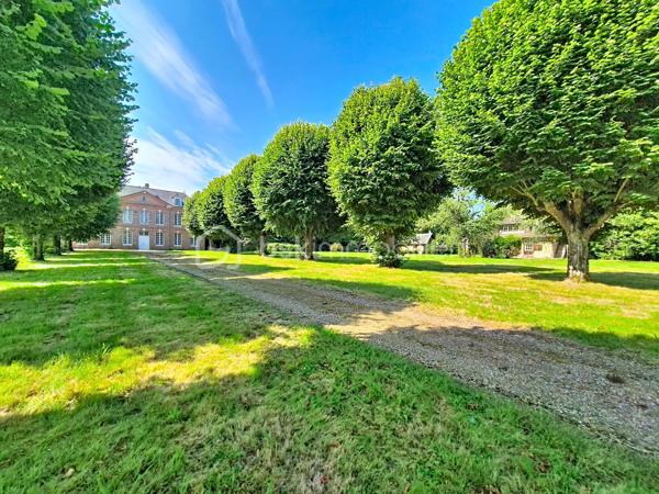 À seulement 9 kilomètres d’Honfleur, dans un petit village de l'Eure bénéficiant d'un environnement calme et préservé, je vous invite à découvrir cette superbe propriété, composée d'une maison de maître, de deux maisons d'amis, et d'une piscine chauffée, le tout sur plus de 2Ha de terrain plat. 

La bâtisse principale, datant du XVIIIᵉ siècle et offrant environ 230 m² habitables, séduit par son authenticité, ses volumes généreux et son charme intemporel. Derrière sa façade élégante, la demeure offre de vastes espaces où les matériaux anciens ont été soigneusement préservés : tomettes d’époque, poutres, boiseries anciennes et éléments de caractère, qui confèrent à l’ensemble une atmosphère chaleureuse et raffinée.
Elle se compose au rez-de-chaussée d'une entrée traversante, d'un spacieux salon de 40 m² avec sa cheminée ancienne, d'une cuisine ouverte sur le coin repas, et d'un wc indépendant. Vous accèderez ensuite au 1er étage par un superbe escalier d'époque, où vous découvrirez un long couloir desservant 3 chambres, disposant toutes de leur propre salle d'eau et wc. Le 2ème étage, sublimé par sa charpente apparente, offre une immense chambre d'environ 40 m², ainsi qu'une atypique salle de bains/douches avec dressing intégré. Sous la maison, une cave partielle avec coin chaufferie.

La première maison d'amis (environ 60 m² habitables), couverte en chaume et entièrement rénovée intérieurement, se compose d'une cuisine aménagée et équipée ouverte sur une belle pièce de vie, et d'un cellier. A l'étage, deux chambres, une salle d'eau avec wc. 
La deuxième maison, à rénover, offre une surface au sol d'environ 40 m², et se compose à ce jour de 3 pièces principales et de 2 salles d'eau. 
Ces deux maisons annexes sont idéales pour recevoir famille et amis en toute intimité, ou pour développer une activité de locations saisonnières.

Vous pourrez également profiter d'une piscine enterrée et chauffée, idéalement exposée et à l'abri des regards.

L' ensemble est édifié sur un terrain plat de plus de deux hectares, réparti en un magnifique parc arboré entourant la maison de maître et les maisons d'amis, et une partie herbage, idéale pour y mettre des animaux.

Une propriété rare sur le marché, pour les amateurs d’authenticité et de belles demeures, à quelques minutes seulement de Honfleur et de la Côte Normande.
