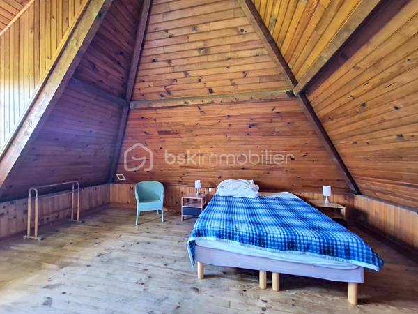 À seulement 9 kilomètres d’Honfleur, dans un petit village de l'Eure bénéficiant d'un environnement calme et préservé, je vous invite à découvrir cette superbe propriété, composée d'une maison de maître, de deux maisons d'amis, et d'une piscine chauffée, le tout sur plus de 2Ha de terrain plat. 

La bâtisse principale, datant du XVIIIᵉ siècle et offrant environ 230 m² habitables, séduit par son authenticité, ses volumes généreux et son charme intemporel. Derrière sa façade élégante, la demeure offre de vastes espaces où les matériaux anciens ont été soigneusement préservés : tomettes d’époque, poutres, boiseries anciennes et éléments de caractère, qui confèrent à l’ensemble une atmosphère chaleureuse et raffinée.
Elle se compose au rez-de-chaussée d'une entrée traversante, d'un spacieux salon de 40 m² avec sa cheminée ancienne, d'une cuisine ouverte sur le coin repas, et d'un wc indépendant. Vous accèderez ensuite au 1er étage par un superbe escalier d'époque, où vous découvrirez un long couloir desservant 3 chambres, disposant toutes de leur propre salle d'eau et wc. Le 2ème étage, sublimé par sa charpente apparente, offre une immense chambre d'environ 40 m², ainsi qu'une atypique salle de bains/douches avec dressing intégré. Sous la maison, une cave partielle avec coin chaufferie.

La première maison d'amis (environ 60 m² habitables), couverte en chaume et entièrement rénovée intérieurement, se compose d'une cuisine aménagée et équipée ouverte sur une belle pièce de vie, et d'un cellier. A l'étage, deux chambres, une salle d'eau avec wc. 
La deuxième maison, à rénover, offre une surface au sol d'environ 40 m², et se compose à ce jour de 3 pièces principales et de 2 salles d'eau. 
Ces deux maisons annexes sont idéales pour recevoir famille et amis en toute intimité, ou pour développer une activité de locations saisonnières.

Vous pourrez également profiter d'une piscine enterrée et chauffée, idéalement exposée et à l'abri des regards.

L' ensemble est édifié sur un terrain plat de plus de deux hectares, réparti en un magnifique parc arboré entourant la maison de maître et les maisons d'amis, et une partie herbage, idéale pour y mettre des animaux.

Une propriété rare sur le marché, pour les amateurs d’authenticité et de belles demeures, à quelques minutes seulement de Honfleur et de la Côte Normande.