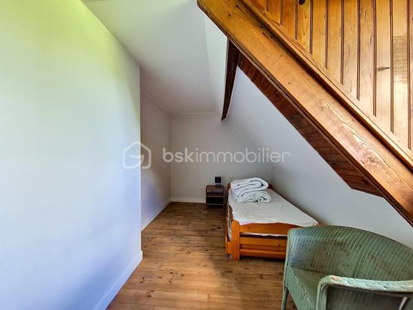 À seulement 9 kilomètres d’Honfleur, dans un petit village de l'Eure bénéficiant d'un environnement calme et préservé, je vous invite à découvrir cette superbe propriété, composée d'une maison de maître, de deux maisons d'amis, et d'une piscine chauffée, le tout sur plus de 2Ha de terrain plat. 

La bâtisse principale, datant du XVIIIᵉ siècle et offrant environ 230 m² habitables, séduit par son authenticité, ses volumes généreux et son charme intemporel. Derrière sa façade élégante, la demeure offre de vastes espaces où les matériaux anciens ont été soigneusement préservés : tomettes d’époque, poutres, boiseries anciennes et éléments de caractère, qui confèrent à l’ensemble une atmosphère chaleureuse et raffinée.
Elle se compose au rez-de-chaussée d'une entrée traversante, d'un spacieux salon de 40 m² avec sa cheminée ancienne, d'une cuisine ouverte sur le coin repas, et d'un wc indépendant. Vous accèderez ensuite au 1er étage par un superbe escalier d'époque, où vous découvrirez un long couloir desservant 3 chambres, disposant toutes de leur propre salle d'eau et wc. Le 2ème étage, sublimé par sa charpente apparente, offre une immense chambre d'environ 40 m², ainsi qu'une atypique salle de bains/douches avec dressing intégré. Sous la maison, une cave partielle avec coin chaufferie.

La première maison d'amis (environ 60 m² habitables), couverte en chaume et entièrement rénovée intérieurement, se compose d'une cuisine aménagée et équipée ouverte sur une belle pièce de vie, et d'un cellier. A l'étage, deux chambres, une salle d'eau avec wc. 
La deuxième maison, à rénover, offre une surface au sol d'environ 40 m², et se compose à ce jour de 3 pièces principales et de 2 salles d'eau. 
Ces deux maisons annexes sont idéales pour recevoir famille et amis en toute intimité, ou pour développer une activité de locations saisonnières.

Vous pourrez également profiter d'une piscine enterrée et chauffée, idéalement exposée et à l'abri des regards.

L' ensemble est édifié sur un terrain plat de plus de deux hectares, réparti en un magnifique parc arboré entourant la maison de maître et les maisons d'amis, et une partie herbage, idéale pour y mettre des animaux.

Une propriété rare sur le marché, pour les amateurs d’authenticité et de belles demeures, à quelques minutes seulement de Honfleur et de la Côte Normande.