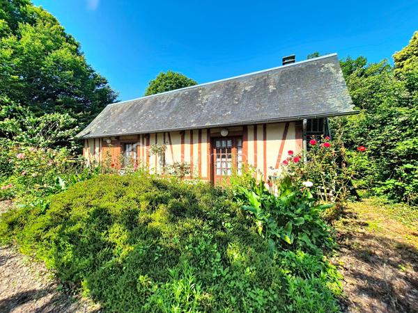 À seulement 9 kilomètres d’Honfleur, dans un petit village de l'Eure bénéficiant d'un environnement calme et préservé, je vous invite à découvrir cette superbe propriété, composée d'une maison de maître, de deux maisons d'amis, et d'une piscine chauffée, le tout sur plus de 2Ha de terrain plat. 

La bâtisse principale, datant du XVIIIᵉ siècle et offrant environ 230 m² habitables, séduit par son authenticité, ses volumes généreux et son charme intemporel. Derrière sa façade élégante, la demeure offre de vastes espaces où les matériaux anciens ont été soigneusement préservés : tomettes d’époque, poutres, boiseries anciennes et éléments de caractère, qui confèrent à l’ensemble une atmosphère chaleureuse et raffinée.
Elle se compose au rez-de-chaussée d'une entrée traversante, d'un spacieux salon de 40 m² avec sa cheminée ancienne, d'une cuisine ouverte sur le coin repas, et d'un wc indépendant. Vous accèderez ensuite au 1er étage par un superbe escalier d'époque, où vous découvrirez un long couloir desservant 3 chambres, disposant toutes de leur propre salle d'eau et wc. Le 2ème étage, sublimé par sa charpente apparente, offre une immense chambre d'environ 40 m², ainsi qu'une atypique salle de bains/douches avec dressing intégré. Sous la maison, une cave partielle avec coin chaufferie.

La première maison d'amis (environ 60 m² habitables), couverte en chaume et entièrement rénovée intérieurement, se compose d'une cuisine aménagée et équipée ouverte sur une belle pièce de vie, et d'un cellier. A l'étage, deux chambres, une salle d'eau avec wc. 
La deuxième maison, à rénover, offre une surface au sol d'environ 40 m², et se compose à ce jour de 3 pièces principales et de 2 salles d'eau. 
Ces deux maisons annexes sont idéales pour recevoir famille et amis en toute intimité, ou pour développer une activité de locations saisonnières.

Vous pourrez également profiter d'une piscine enterrée et chauffée, idéalement exposée et à l'abri des regards.

L' ensemble est édifié sur un terrain plat de plus de deux hectares, réparti en un magnifique parc arboré entourant la maison de maître et les maisons d'amis, et une partie herbage, idéale pour y mettre des animaux.

Une propriété rare sur le marché, pour les amateurs d’authenticité et de belles demeures, à quelques minutes seulement de Honfleur et de la Côte Normande.