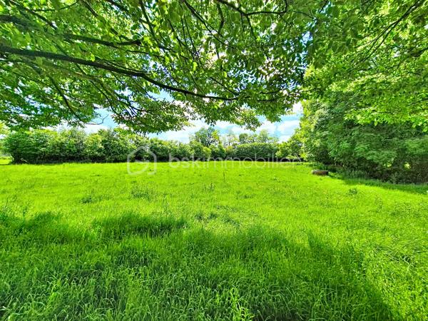 À seulement 9 kilomètres d’Honfleur, dans un petit village de l'Eure bénéficiant d'un environnement calme et préservé, je vous invite à découvrir cette superbe propriété, composée d'une maison de maître, de deux maisons d'amis, et d'une piscine chauffée, le tout sur plus de 2Ha de terrain plat. 

La bâtisse principale, datant du XVIIIᵉ siècle et offrant environ 230 m² habitables, séduit par son authenticité, ses volumes généreux et son charme intemporel. Derrière sa façade élégante, la demeure offre de vastes espaces où les matériaux anciens ont été soigneusement préservés : tomettes d’époque, poutres, boiseries anciennes et éléments de caractère, qui confèrent à l’ensemble une atmosphère chaleureuse et raffinée.
Elle se compose au rez-de-chaussée d'une entrée traversante, d'un spacieux salon de 40 m² avec sa cheminée ancienne, d'une cuisine ouverte sur le coin repas, et d'un wc indépendant. Vous accèderez ensuite au 1er étage par un superbe escalier d'époque, où vous découvrirez un long couloir desservant 3 chambres, disposant toutes de leur propre salle d'eau et wc. Le 2ème étage, sublimé par sa charpente apparente, offre une immense chambre d'environ 40 m², ainsi qu'une atypique salle de bains/douches avec dressing intégré. Sous la maison, une cave partielle avec coin chaufferie.

La première maison d'amis (environ 60 m² habitables), couverte en chaume et entièrement rénovée intérieurement, se compose d'une cuisine aménagée et équipée ouverte sur une belle pièce de vie, et d'un cellier. A l'étage, deux chambres, une salle d'eau avec wc. 
La deuxième maison, à rénover, offre une surface au sol d'environ 40 m², et se compose à ce jour de 3 pièces principales et de 2 salles d'eau. 
Ces deux maisons annexes sont idéales pour recevoir famille et amis en toute intimité, ou pour développer une activité de locations saisonnières.

Vous pourrez également profiter d'une piscine enterrée et chauffée, idéalement exposée et à l'abri des regards.

L' ensemble est édifié sur un terrain plat de plus de deux hectares, réparti en un magnifique parc arboré entourant la maison de maître et les maisons d'amis, et une partie herbage, idéale pour y mettre des animaux.

Une propriété rare sur le marché, pour les amateurs d’authenticité et de belles demeures, à quelques minutes seulement de Honfleur et de la Côte Normande.