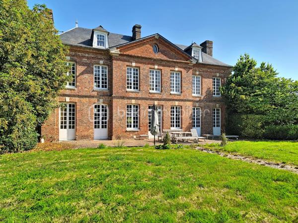 À seulement 9 kilomètres d’Honfleur, dans un petit village de l'Eure bénéficiant d'un environnement calme et préservé, je vous invite à découvrir cette superbe propriété, composée d'une maison de maître, de deux maisons d'amis, et d'une piscine chauffée, le tout sur plus de 2Ha de terrain plat. 

La bâtisse principale, datant du XVIIIᵉ siècle et offrant environ 230 m² habitables, séduit par son authenticité, ses volumes généreux et son charme intemporel. Derrière sa façade élégante, la demeure offre de vastes espaces où les matériaux anciens ont été soigneusement préservés : tomettes d’époque, poutres, boiseries anciennes et éléments de caractère, qui confèrent à l’ensemble une atmosphère chaleureuse et raffinée.
Elle se compose au rez-de-chaussée d'une entrée traversante, d'un spacieux salon de 40 m² avec sa cheminée ancienne, d'une cuisine ouverte sur le coin repas, et d'un wc indépendant. Vous accèderez ensuite au 1er étage par un superbe escalier d'époque, où vous découvrirez un long couloir desservant 3 chambres, disposant toutes de leur propre salle d'eau et wc. Le 2ème étage, sublimé par sa charpente apparente, offre une immense chambre d'environ 40 m², ainsi qu'une atypique salle de bains/douches avec dressing intégré. Sous la maison, une cave partielle avec coin chaufferie.

La première maison d'amis (environ 60 m² habitables), couverte en chaume et entièrement rénovée intérieurement, se compose d'une cuisine aménagée et équipée ouverte sur une belle pièce de vie, et d'un cellier. A l'étage, deux chambres, une salle d'eau avec wc. 
La deuxième maison, à rénover, offre une surface au sol d'environ 40 m², et se compose à ce jour de 3 pièces principales et de 2 salles d'eau. 
Ces deux maisons annexes sont idéales pour recevoir famille et amis en toute intimité, ou pour développer une activité de locations saisonnières.

Vous pourrez également profiter d'une piscine enterrée et chauffée, idéalement exposée et à l'abri des regards.

L' ensemble est édifié sur un terrain plat de plus de deux hectares, réparti en un magnifique parc arboré entourant la maison de maître et les maisons d'amis, et une partie herbage, idéale pour y mettre des animaux.

Une propriété rare sur le marché, pour les amateurs d’authenticité et de belles demeures, à quelques minutes seulement de Honfleur et de la Côte Normande.