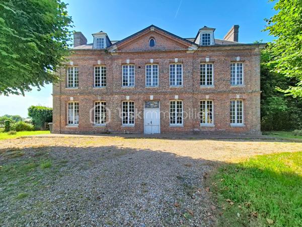 À seulement 9 kilomètres d’Honfleur, dans un petit village de l'Eure bénéficiant d'un environnement calme et préservé, je vous invite à découvrir cette superbe propriété, composée d'une maison de maître, de deux maisons d'amis, et d'une piscine chauffée, le tout sur plus de 2Ha de terrain plat. 

La bâtisse principale, datant du XVIIIᵉ siècle et offrant environ 230 m² habitables, séduit par son authenticité, ses volumes généreux et son charme intemporel. Derrière sa façade élégante, la demeure offre de vastes espaces où les matériaux anciens ont été soigneusement préservés : tomettes d’époque, poutres, boiseries anciennes et éléments de caractère, qui confèrent à l’ensemble une atmosphère chaleureuse et raffinée.
Elle se compose au rez-de-chaussée d'une entrée traversante, d'un spacieux salon de 40 m² avec sa cheminée ancienne, d'une cuisine ouverte sur le coin repas, et d'un wc indépendant. Vous accèderez ensuite au 1er étage par un superbe escalier d'époque, où vous découvrirez un long couloir desservant 3 chambres, disposant toutes de leur propre salle d'eau et wc. Le 2ème étage, sublimé par sa charpente apparente, offre une immense chambre d'environ 40 m², ainsi qu'une atypique salle de bains/douches avec dressing intégré. Sous la maison, une cave partielle avec coin chaufferie.

La première maison d'amis (environ 60 m² habitables), couverte en chaume et entièrement rénovée intérieurement, se compose d'une cuisine aménagée et équipée ouverte sur une belle pièce de vie, et d'un cellier. A l'étage, deux chambres, une salle d'eau avec wc. 
La deuxième maison, à rénover, offre une surface au sol d'environ 40 m², et se compose à ce jour de 3 pièces principales et de 2 salles d'eau. 
Ces deux maisons annexes sont idéales pour recevoir famille et amis en toute intimité, ou pour développer une activité de locations saisonnières.

Vous pourrez également profiter d'une piscine enterrée et chauffée, idéalement exposée et à l'abri des regards.

L' ensemble est édifié sur un terrain plat de plus de deux hectares, réparti en un magnifique parc arboré entourant la maison de maître et les maisons d'amis, et une partie herbage, idéale pour y mettre des animaux.

Une propriété rare sur le marché, pour les amateurs d’authenticité et de belles demeures, à quelques minutes seulement de Honfleur et de la Côte Normande.