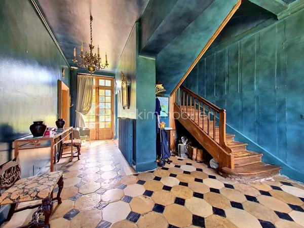 À seulement 9 kilomètres d’Honfleur, dans un petit village de l'Eure bénéficiant d'un environnement calme et préservé, je vous invite à découvrir cette superbe propriété, composée d'une maison de maître, de deux maisons d'amis, et d'une piscine chauffée, le tout sur plus de 2Ha de terrain plat. 

La bâtisse principale, datant du XVIIIᵉ siècle et offrant environ 230 m² habitables, séduit par son authenticité, ses volumes généreux et son charme intemporel. Derrière sa façade élégante, la demeure offre de vastes espaces où les matériaux anciens ont été soigneusement préservés : tomettes d’époque, poutres, boiseries anciennes et éléments de caractère, qui confèrent à l’ensemble une atmosphère chaleureuse et raffinée.
Elle se compose au rez-de-chaussée d'une entrée traversante, d'un spacieux salon de 40 m² avec sa cheminée ancienne, d'une cuisine ouverte sur le coin repas, et d'un wc indépendant. Vous accèderez ensuite au 1er étage par un superbe escalier d'époque, où vous découvrirez un long couloir desservant 3 chambres, disposant toutes de leur propre salle d'eau et wc. Le 2ème étage, sublimé par sa charpente apparente, offre une immense chambre d'environ 40 m², ainsi qu'une atypique salle de bains/douches avec dressing intégré. Sous la maison, une cave partielle avec coin chaufferie.

La première maison d'amis (environ 60 m² habitables), couverte en chaume et entièrement rénovée intérieurement, se compose d'une cuisine aménagée et équipée ouverte sur une belle pièce de vie, et d'un cellier. A l'étage, deux chambres, une salle d'eau avec wc. 
La deuxième maison, à rénover, offre une surface au sol d'environ 40 m², et se compose à ce jour de 3 pièces principales et de 2 salles d'eau. 
Ces deux maisons annexes sont idéales pour recevoir famille et amis en toute intimité, ou pour développer une activité de locations saisonnières.

Vous pourrez également profiter d'une piscine enterrée et chauffée, idéalement exposée et à l'abri des regards.

L' ensemble est édifié sur un terrain plat de plus de deux hectares, réparti en un magnifique parc arboré entourant la maison de maître et les maisons d'amis, et une partie herbage, idéale pour y mettre des animaux.

Une propriété rare sur le marché, pour les amateurs d’authenticité et de belles demeures, à quelques minutes seulement de Honfleur et de la Côte Normande.
