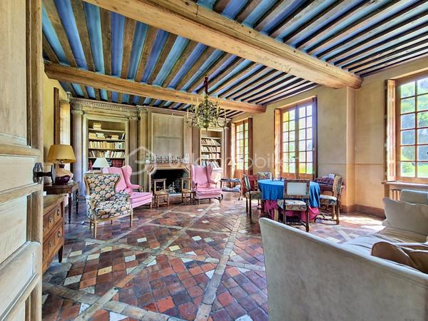 À seulement 9 kilomètres d’Honfleur, dans un petit village de l'Eure bénéficiant d'un environnement calme et préservé, je vous invite à découvrir cette superbe propriété, composée d'une maison de maître, de deux maisons d'amis, et d'une piscine chauffée, le tout sur plus de 2Ha de terrain plat. 

La bâtisse principale, datant du XVIIIᵉ siècle et offrant environ 230 m² habitables, séduit par son authenticité, ses volumes généreux et son charme intemporel. Derrière sa façade élégante, la demeure offre de vastes espaces où les matériaux anciens ont été soigneusement préservés : tomettes d’époque, poutres, boiseries anciennes et éléments de caractère, qui confèrent à l’ensemble une atmosphère chaleureuse et raffinée.
Elle se compose au rez-de-chaussée d'une entrée traversante, d'un spacieux salon de 40 m² avec sa cheminée ancienne, d'une cuisine ouverte sur le coin repas, et d'un wc indépendant. Vous accèderez ensuite au 1er étage par un superbe escalier d'époque, où vous découvrirez un long couloir desservant 3 chambres, disposant toutes de leur propre salle d'eau et wc. Le 2ème étage, sublimé par sa charpente apparente, offre une immense chambre d'environ 40 m², ainsi qu'une atypique salle de bains/douches avec dressing intégré. Sous la maison, une cave partielle avec coin chaufferie.

La première maison d'amis (environ 60 m² habitables), couverte en chaume et entièrement rénovée intérieurement, se compose d'une cuisine aménagée et équipée ouverte sur une belle pièce de vie, et d'un cellier. A l'étage, deux chambres, une salle d'eau avec wc. 
La deuxième maison, à rénover, offre une surface au sol d'environ 40 m², et se compose à ce jour de 3 pièces principales et de 2 salles d'eau. 
Ces deux maisons annexes sont idéales pour recevoir famille et amis en toute intimité, ou pour développer une activité de locations saisonnières.

Vous pourrez également profiter d'une piscine enterrée et chauffée, idéalement exposée et à l'abri des regards.

L' ensemble est édifié sur un terrain plat de plus de deux hectares, réparti en un magnifique parc arboré entourant la maison de maître et les maisons d'amis, et une partie herbage, idéale pour y mettre des animaux.

Une propriété rare sur le marché, pour les amateurs d’authenticité et de belles demeures, à quelques minutes seulement de Honfleur et de la Côte Normande.