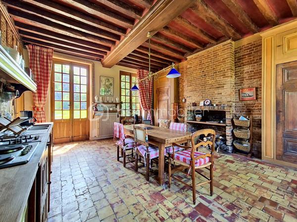 À seulement 9 kilomètres d’Honfleur, dans un petit village de l'Eure bénéficiant d'un environnement calme et préservé, je vous invite à découvrir cette superbe propriété, composée d'une maison de maître, de deux maisons d'amis, et d'une piscine chauffée, le tout sur plus de 2Ha de terrain plat. 

La bâtisse principale, datant du XVIIIᵉ siècle et offrant environ 230 m² habitables, séduit par son authenticité, ses volumes généreux et son charme intemporel. Derrière sa façade élégante, la demeure offre de vastes espaces où les matériaux anciens ont été soigneusement préservés : tomettes d’époque, poutres, boiseries anciennes et éléments de caractère, qui confèrent à l’ensemble une atmosphère chaleureuse et raffinée.
Elle se compose au rez-de-chaussée d'une entrée traversante, d'un spacieux salon de 40 m² avec sa cheminée ancienne, d'une cuisine ouverte sur le coin repas, et d'un wc indépendant. Vous accèderez ensuite au 1er étage par un superbe escalier d'époque, où vous découvrirez un long couloir desservant 3 chambres, disposant toutes de leur propre salle d'eau et wc. Le 2ème étage, sublimé par sa charpente apparente, offre une immense chambre d'environ 40 m², ainsi qu'une atypique salle de bains/douches avec dressing intégré. Sous la maison, une cave partielle avec coin chaufferie.

La première maison d'amis (environ 60 m² habitables), couverte en chaume et entièrement rénovée intérieurement, se compose d'une cuisine aménagée et équipée ouverte sur une belle pièce de vie, et d'un cellier. A l'étage, deux chambres, une salle d'eau avec wc. 
La deuxième maison, à rénover, offre une surface au sol d'environ 40 m², et se compose à ce jour de 3 pièces principales et de 2 salles d'eau. 
Ces deux maisons annexes sont idéales pour recevoir famille et amis en toute intimité, ou pour développer une activité de locations saisonnières.

Vous pourrez également profiter d'une piscine enterrée et chauffée, idéalement exposée et à l'abri des regards.

L' ensemble est édifié sur un terrain plat de plus de deux hectares, réparti en un magnifique parc arboré entourant la maison de maître et les maisons d'amis, et une partie herbage, idéale pour y mettre des animaux.

Une propriété rare sur le marché, pour les amateurs d’authenticité et de belles demeures, à quelques minutes seulement de Honfleur et de la Côte Normande.