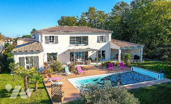 Proche centre-bourg, magnifique villa baignée de lumière, 5 chambres, piscine et jardin paysagé.