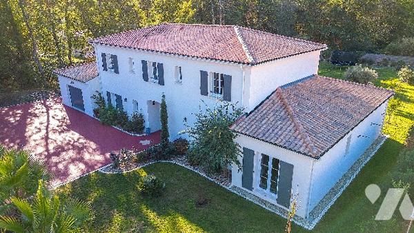 Proche centre-bourg, magnifique villa baignée de lumière, 5 chambres, piscine et jardin paysagé.