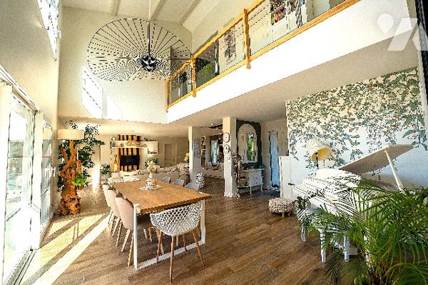 Proche centre-bourg, magnifique villa baignée de lumière, 5 chambres, piscine et jardin paysagé.