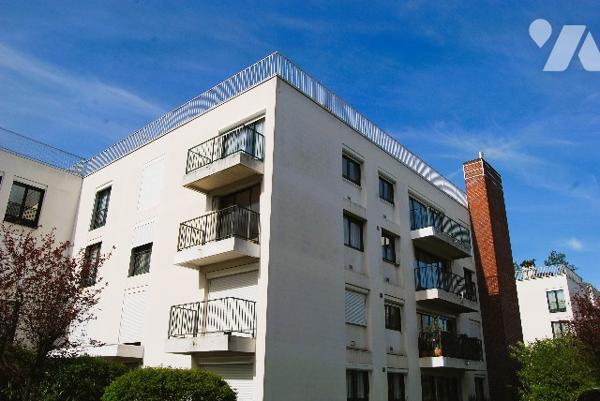 VAUCRESSON CENTRE - Appt deux pièces, 2ème étage, balcon, séjour, chambre, cave, parking